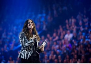 Alanis Morissette remastering 'Jagged Little Pill'; will be half-book, half-music 