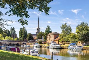 The River Thames runs through Wallingfords town centre by Carl Everingham