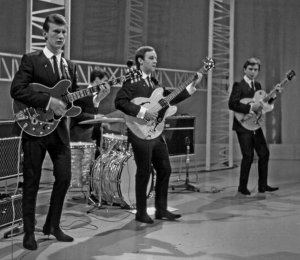    * Robin MacDonald (guitar), Tony Mansfield (drums), Ray Jones (bass) and Mike Maxfield (solo-guitar). 