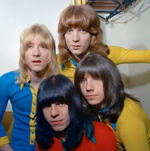  -  - The Sweet       1972 .  ,     :    (1945-1997), -   (1948-2020),        (1947-2002). 