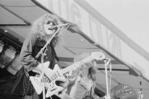       Mott the Hoople      Rock At The Oval  , 18  1971 .       Harvey Thomas Maltese Cross. 