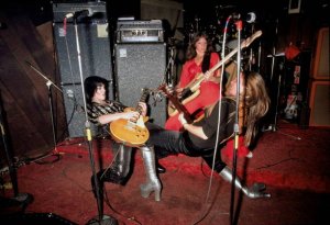 ��������� ���-������ The Runaways ��������� ������ � ����� CBGB � ���-����� 2 ������� 1976 ����. ����� �������: ����� �����, ����� ����, ���� ����