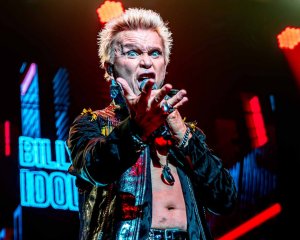 ����� ����� (Billy Idol a.k.a. William Broad) ��������� � ������� ������ ������� �� ����� ��� ������ ��� ��������������� ������� - � ��� ����� ����� ������. �������� ����� ���������� Dream Into It, ������ �� 25 ������ �� �������������� ������ Dark Horse Records.