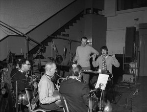  3  1967 . |   ,  EMI Abbey Road ( Beatles Book Monthly,  46 )