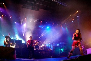 Evanescence ��������� � ������ ���� World Domination Tour 2004 13 ������� 2004 ���� � ���������-������ ������������ ����� ���-���� � ���-����, ����������.
