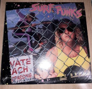 Surf Punks--,   1976    ( , )    (, ).           :  ,   ,       -   -  -. 