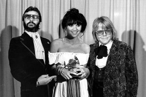 ����� �������� (Linda Ronstadt) �������� � 1946 � ������ � ������������ ����� �������� ������. � ������� ��������� ������ � ������ � ����������. ���������������� ������� �������� � �������� 60-� �����, �� ��� ������ ��� ��������� ���� � ������. � 1969 ������ ���������� ��������� ������� ��������, �������� Hand Sown � Home Grown. �������������� � The Doors � ������� ���������, ����� ���������� �� ������������� ���. � 70-� ��� ����� ������ ���� ���-������, �� �������� ������ ������������ ������� ���-������. �� ����� ���-�-����� ���� �������������� � ��������� �� �������� ��������� ��������. �� ������ �������� ���������� ��� �������� ���� �������� (Lola Beltrán), ���� ���� (Édith Piaf). ������ ������� ������ �������� � ����� 1970 ���, �� ���������� ��������� ������� (Elliot Mazer). ���������� ������� �� ������ ���� ������� (Janis Joplin). ����� Silk Purse ������� ���������� �������, ������� ��������� �� ����� ���������, ��� ����������� ������������. ����� ����� ������������ ������ ������ ������������� ����������� Long, Long Time. ��� ����� ������� ���������� ������ ������ ������. � ��������� �������������� ����������� ��� �� �������� �������. ��� ����������� �������� ���������� ���������� ��������� � ������. ����� �������� ������ �������� �������������� ������ ����� ������� (John Boylan), ����� �������� �������� ��� �������� �� Geffen�s Asylum Records. ��������� ������ ������� � �������������� ��� �� ����� ������. ���������� �������� ������� ������� � ����������. ����� ������������� ��������� �������, ������� ������ ������� ������� � ������. � �������� Do not Cry Now �������� ����� ������� ������� � ������� ������� ���������������. � ����� 1974 ���������� 300 ����� �����.