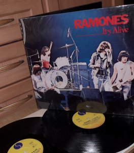 https://en.wikipedia.org/wiki/It%27s_Alive_(Ramones_album)