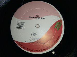 https://en.m.wikipedia.org/wiki/Bhagavan_Das_(yogi)#:~:text=Bhagavan%20Das%20(Devanagari%3A%20%E0%A4%AD%E0%A4%97%E0%A4%B5%E0%A4%BE%E0%A4%A8%20%E0%A4%A6%E0%A4%BE%E0%A4%B8,singer%2C%20spiritual%20teacher%20and%20writer.