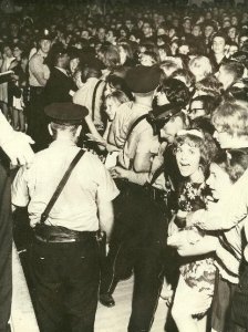 4 �������� 1964: ������� �����: Milwaukee Arena, ���������