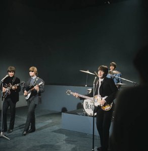  :   (   Gretsch 6119   Bigsby),   (   Rickenbacker 325),   (  - Hofner 500/1)    (    Ludwig)    The Beatles            (ABC) Shindig!   Granville Studios  , , 3  1964 .       : Kansas City/hey-Hey-Hey!, I'm a Loser  Boy.