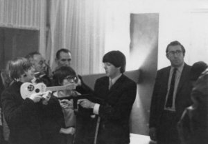        ,        Beatles    Gaumont  , , 6  1964 .   Beatles   (19351976)   .