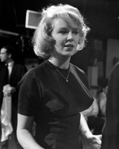 1963.12.31 - Ready, Steady, Go! ��������� ���� ʸ��� (Kathy Kirby) � ������ ���� ��������������.