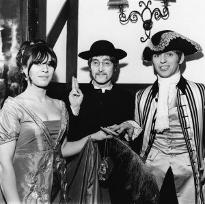 8 ������ 1967 Cromwellian Club. �� ���� Carmen Jimenez, John Lennon � Georgie Fame