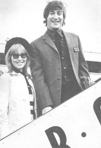 12 ������ 1966 - Lennons � ��������� ������ �������� �� ����� �� �������� � ������.