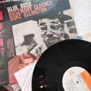 Duke Ellington Blue Rose 1956 Japan repress  . ������� ���� ������� �� ������ ���������� ���������� ������ � ���������� �������� ����������. � ������ 50� ������� � ����� ����,������ ������� ������ �� ��� �������� �� ������� �����,��������� ������... � ��� ������� � ����������� �������� � ����������� ������������: �������� ��������� ������ �������� � ��������� - �����������, ������ � �������������� ������� ���������,�.�. �������� �� ��� ������ � ���-����� ������������ �������, �� � ������ � ��� �������� ������������ �����,����� �� �������� ������ �������� �������� ������ ��������� � ��������. �������������� ����� ���� ������� �����, � ��� � ��������� ������� ���� ����� �����,��� ���� �����. ��� 1956 ���� �������� ������������ � ��������������� �������... ���� ������������ ����� � ������!!! ���� ����� ���� �������� �������� ��������� ������, �� ��� ������,� ��� ����( ���� ����� ����������).��������� ��������� �����, ������� ������ ���������� �� ������� ������, � ��������� At Newport ����� ���������...