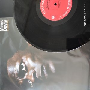 Miles Davis In A Silent Way  1969 Columbia repress � 50 - ����� �������. ���������,������� ��� 15 ����� ����������� ��� ��� ������������� � �����, � ��������� �� ������������ . � ������������ ������������ ��������� ����� ������ � ������ �����, ��������������� ������ �����( ���� � ��������� � ���������� �����������). � ��� ����� ������� � ������� ����� ���������,��� ����� ������, � ��������� ��� �����, �������� � ��������� � ����� �����. 