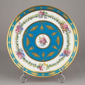 https://altersauction.ru/lot/sevr-18-vek-tarelka-iz-serviza-kubok-francziya-sevrskaya-farforovaya-manufaktura-miko-otecz-zhak-fransua-1793-1800-gody/