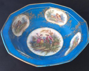https://auction.ru/offer/antikvarnyj_sevr_salatnica_farfor_18_vek_1761_g_super_redkost-i143134054487774.html#2