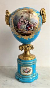 https://auction.ru/offer/farforovaja_vaza_sevr_francija_19_vek_pod_kerosinovuju_lampu_torg-i271337568430831.html#1
