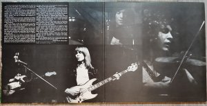 ��������� ������ Dek Messecar ���� ������ �� ������ ������� ��������� � �� �� �� ���� �����������, � ��������� ������ ����� ��������, ������������� ������� ������� �� Curved Air, �� � ����� �������, ����������� ������� � �������� ����-����, ��������� �����, �������� ����� � �������������� ����������������� �������������� ���� ���������� �������������� ��������, ��������� ����� ������� �� Caravan, Camel � Gentle Giant.