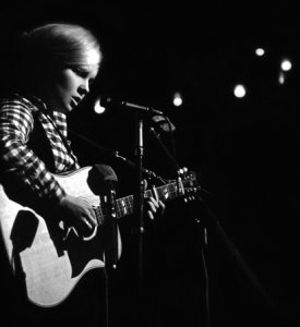 Marc Brierley (1944 �.�. � ���������� ����� � ����� ����� /����, ����-���)/, ����������� ��� �������� � 1965 �� 1973 ���) � ��������� � ������ �������� 2005 ���� � ����� ����� Arctic City 1966 ����:  � ���� ������������ � ���� 65-��. � ����� ������������ �����, ����������� ���� � ������������� ����, � ���� ��� ����. ���� �� ��� � �����. ������������, �����������, �������� ����� ����, ��� ������ ���������� ������ ������ � ����� ������. ��� ���� ��������, ���������� ���� ���; ��� ����� � ����� ���� ��������� �����. � ��������� ����� � ��� �� ����. �������� ������� � �������, � ����, ��� ��������������� �������, ������� ����� �� ���� � ���, � ����� �� ���� � ���. ������� � � ������������ ���������� ����, ����� ���������� ��� �������?