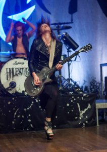 8 ������� 2012 ����: ���� ���� (�����) � ����� ���� �� ������ Halestorm ��������� � ����������� ������ Royal Oak Music Theater � �����-����, ���� �������.