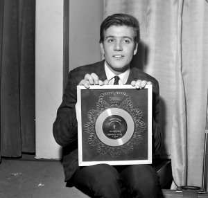    * Billy J. Kramer � ��� ������ The Dakotas �������� ���������� ���� �� ����� Little Children (���� 1964 �.) ��� ������� � �������������� ���� ������� 