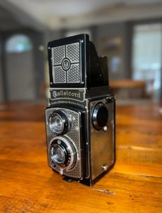 ���������� ���������������. ���� ������ ��������������� ����������� Rolleicord, ����������� � ��������������� ����� ��-����, �������� ��� 1930-� �����. �� ����� ������� ������, ������� �������� Compur � ���������� Carl Zeiss Jena Nr Triotar 7.5 cm f4.5. ���� 90-������ ������ �� ��� ��� ������� ������ ������ ��������� ������.