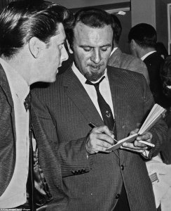 25 ������ 1963 �. Acker Bilk ����������� ��������� ��� ������� �� �������� 1963 ���� The Beatles