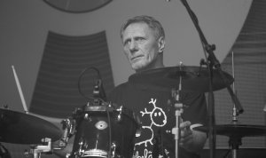  Singer Vinger - Noored on hukas https://www.youtube.com/watch?v=895cdWtbVss