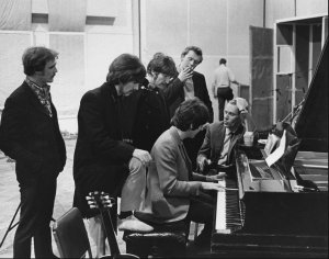    * Neil Aspinall, George Harrison, John Lennon, Geoff Emerick (�����), Paul McCartney & George Martin (�����) / 28 Feb 1967 / Abbey Road, London.