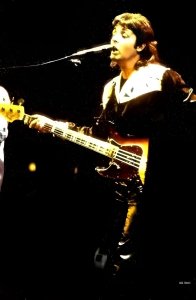 ������������ ��������� ���� ���� � Fender Jazz Bass �� �����. � ������ � �� �������� ���������� ����� ���������, �� �� ����� ����� �������� ����������� �������. ��� ������������ ������ - Community Forum, Tucson, Wings Over America tour, 18 ���� 1976. �����, ������� ��� ������ �� Jazz Bass - Letting Go.
