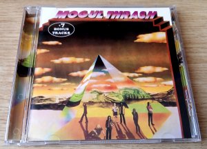 Mogul Thrash�� ������� ����������������� ���������� ����������-���-������, ������� ����������� � ����� ������ 1970-� �����. ��������� ����������/���������� �������� ����������� �������� Colosseum�, ������ ����� ��� �������� �� ���������, ������������������� ������������� ��� ������� � ������� �� ������������ ��������� ������ ������, ������� �� ���������Take Your Pick��� ������ ITV � 1955 �� 1968 ���. ������ ��������������� ������� � ��������� ����� ������� ����������� �������, ������������������������� ������, ������� ������ � ������� �� ���������� � ����� �����. ����� ���������� � ������ Mogul Thrash ������� ������ ����� ����� (����� ���������� � ������ Eclection), ���������� ���� �������� (��������� ��� ���� ��������, ������  �������� Glass Menagerie),  ������ ���� ������ ( ����� ���� ����� �� ����� �������������� ���������� � ��������: ������� �Family�,�King Crimson�,�Uriah Heep�,��������� �����,������ ���,�Roxy Music��Wishbone Ash�, ������ ��� �������� ������ � �������� ������� � ��������� �������Asia) � ������������  �������� ������ � ������ ���� ( ����� ����� �����������Average White Band). ������ ��gul Trash ������� ����� � ������� �������� ���������� Colosseum, ������ ������� �������, �����������, ����-�������,  � ����� ������ ��������� ������� ������, �� ��� ���������, � ������� � ����� ��������� ��������� ����, ��������� � ����������� �������������� �� ������� ������������, �������� ������������ �������� �������� � ����� �������� ����� �� ���������.