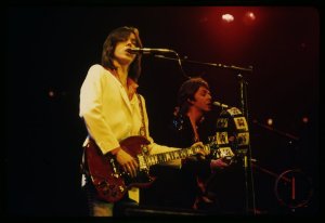 18 � 19 ��� 1976