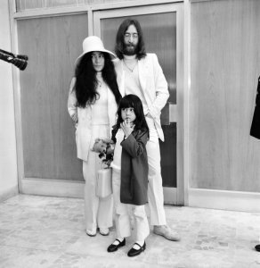 24 ��� 1969 ����, ���� � ����� �������� �� ������ ��� �� ������ �������� �Lie-in�