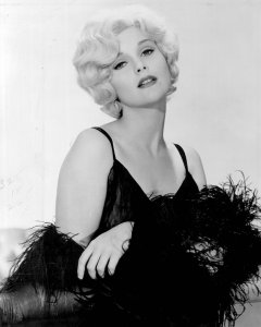 [6] �Harlow� (1965) � �������������� ������������� �����, ���������� �� ��������� ���������� ���� ������ (����� �����). �� ��� ���� ��������� Electronovision, Inc. � ��������������� Magna Distribution Corporation. ��� �������� ���������� ���� ������������� ����� ��� ����� ������ ������.