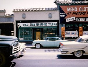 [5] Gold Star Studios � ���������� ����������� ������ �����������, ������� ���������� � ��������� (���-��������, ����������, ���) �� ������ 6252 ������� �����-������ �������� �� ���� ����-����� � ���������. ��� ���� �������� � ������� 1950 ���� ������� �. ������ (David S. Gold) � ������ ������ (Stan Ross). �������� ������ ��������� �� ��� �����������: (Dave) GOLD � STA(n) R(oss).