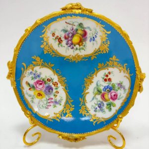 https://antiqueland.ru/good/8069/redkoe-servirovochnoe-blyudo-sevres-1760e-g-k/