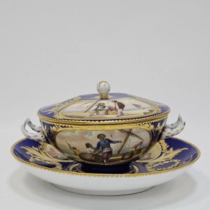 https://antiqueland.ru/good/6871/terrin-s-kryshkoy-i-podstavkoy-sevres-k/