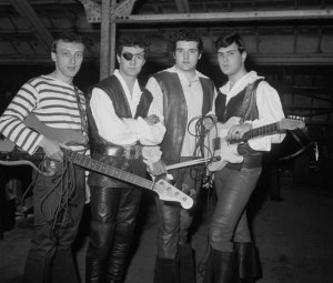    * Johnny Kidd and The Pirates - ������ ����� (Johnny Spence) � ���-������; ������ ���� (Johnny Kidd) - ������� �����, ����� ����� (Frank Farley) � ������� � ��� ���� (Mick Green) - ����-������.