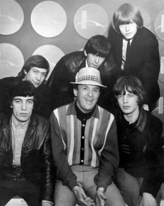 1����� 1964����� The Rolling Stones ������� � ���‑����, � ����� ���� �� ���‑�� ��� ������������, ����� ����� ������ ��� ��������� ���� ������. ����� ������ �������� � ���, ����� �������� �������, ������ ������ �� ����� ���� ��������� �������� �� ���������: ����� ��� �������������, � ������������ ���������, � ������� �� The Beatles, ��������������� �� �������.