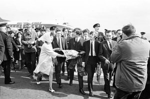 The Beatles ��������� � ��������� �� �������� ������ ������ �������� ���� � ���������� �������, ���������, 10 ���� 1964 ����. ���� ������, ��� ���������, ����� �����. ����� ������ ��� ����� ������� �������� ������ ������ �������� ���� � ������� The Beatles ����������� � ��������� �� �������� ������ � �������� ������. ��� ��������� � ����� � �� �������� � �������� ���� ���� ��������� 3000 �������.