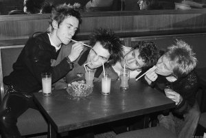 Sex Pistols � ���� � �����������, ������ 1977 �. �������� - Bob Gruen.