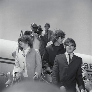 18 ������� 1965 ����. ������������ ����� The Beatles � ������� ������ ����� 10 �����, �� ��� ������������ �� ����� �������� �������: ���������� ������� �� ����� ��������� �� ������� ���� ���� � �������� �� ����� ������� ������� ����������. ������ ������������ � ��������� ���������-������� � ������� � 14:00, �������� ��������� ��������� �� ������. ���� ����� ������� ��������� �� � ���������, ������� ������� � ���������� �����, ��� ��� ������ �� ����� ������ ��������� ���� � ��� ��������. The Beatles ������� �� ����������� �������, ��� ���������� ���� �������� ��� �� ��������� � ����. � ���� ��������� ���� ����������� ����� � ������, � ����� ������������� ��������� �������, ��������� � ������� �������� ��� ������. ����� �����, ���������� ���� ������, �������� �� ���� �� ��� � ������ ����� �����. ������� ������������� �������� ���������� ����������� The Beatles ����������, �� �� ���������... ������ �������� ��������� ��� �������� ������ �����. � �� ���� ����� ������� �������, ������� ���� � ������ �������, � ����� ��������, ���������� ������, ������ � �������� �����. ������ ���� ��������� ���������� ��������� ���, ��� ��������� ���������� ������� ��� ������������� ��������. 18 ������� ��� ������ ����, �, ��������� �� �������� �� ���� ������������, ��� ��������� �������� ������� ���������� ��� ���������� ����, ���� ��� ���� ��� ��������. �������������� ��������� ������� VIP-������, � The Beatles ���������� ��� ���������� � ��������� �������������� ���������. ������� �������� � ����� ��������������� � ������� ��������-������ ������ � ��� ������ ������ �������. ������ �� ������� ��������� � ������� �� ��� ������ �� �����, ����� �� ������ ���� ������ 5,50 ��������, � �� ������� ����� � 4,50 �������. ������ ������ ��������� �� ������� � 4:30 ���� � ���� ��������. � 17:00 �� �������� ���������� �����-�����������, �� ������� �������������� ����� 150 �����������. ����� �����-����������� The Beatles ���� ������� ��� ���� ����� ������ ������� ���� �� �������� � ������������ �� ��������� ����������. ����� �������� ��������� � 18:21, � 34 000 ����������� ������� ������ ���������. ������� ���������� ��� ���������� ����� ��������� � �����. ����� ����, 150 ����������� ���� �� �����, ����� �� ��������� ��������� ������� �� �����.