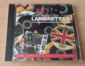 The Lambrettas ��������� � 1979 ���� � ��������. �������� ���� ����� � ����� ��������� ����������� ����� �������� Lambretta, ���������� � ����������� �����. �������� � ������ ���� ����� �� ����� Poison Ivy � 1980 ����, ������� ����� 7� ����� � UK Singles Chart,  a ���������� ����� D-a-a-ance � ��� �� ���� �������� ����� ������ �� ����� ������������ ����� Mod Revival - 12� ����� � ��� �� �������. ����� �������� � ��������� ������ ������ - Beat Boys in the Jet Age (1980) ������ 28-�� ����� � ����� �������������� (UK Albums Chart), ��������� �������� �������� ���������� �������� Mod Revival, ������� �������� �����-����, ����� � ������������� ����� ����� 1960-�. �� ������ ���� ������� Ambience (1981), ��������� ���������� ����� �� ����� ������������� ����� ����� � ������  ������������������ �� ���������. �������� �� � ����� ������������� ������ ��������, ������ �� ���� ������������� ������, ��� ������ ������� �  ������� ����������. ����� ���� ��������� ��������, ����������� The Lambrettas ��������  ���� ����-������ (EP), ������ ������� � ��������� ����������� ��������� ������ �����.