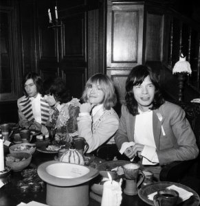5 ������� 1968 ���� - The Rolling Stones �� ����������� ������ ������� Beggars Banquet � ���� Elizabethan Room ����� Gore Hotel (190 Queensgate, ������, SW7). 