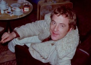 Peter Meadan - ������ ������e� The Who � ���� ������� ���� ������ � ������ ����������� ��������, ��� ������� �������� ���� � ����������� � �� ����� �� ������������ ���������� �����, �������� R&B, � ���� �� ������ ����� 60-� �����. ����� ��������� ������� � 1964 ���� � ������� ��� ������� �� ��������� ������ (�I'm the Face� � �Zoot Suit�), ����������� ����� �� ������� ����, ����� ��� ������� �������� �The Who�, ��� ��� ��� ���������� � ������ 1964 ����, ��High Numbers�, ��������, �������������� �� ������ ����� � ������� �����. 