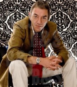 Eddie Piller ������� � 1963 ���� � ����� � �������. ��� ���� �������������-������ �������Small Faces. � ����� 70-�, ������ ��������������� ����-������ � ���� ����������� �������Buzzcocks,������� ��� ����������� �� ������������ ���-���������� ������ 80-�. ����� ������, ���The Chords,�The Jam��Secret Affair,���������� � ��� ������ �� �����, ��� ������� � Mod Revival, �������� ������� ������ ��� ����������� �������.