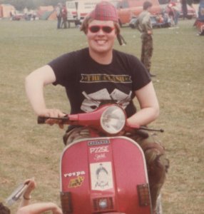 David Dizzy Holmes � ���������� ����������� ��������, ������������ � ���� ������������ ���������� ������ � ���������� ������������ ������ Detour Records. �� �������� �������� ������� � ���������� ����������� ����� (Mods) � ����������� (Scooter Scene).